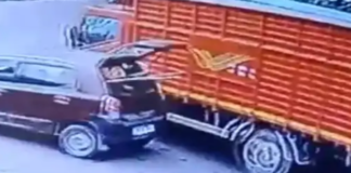 RTO के समीप खड़ी कार से टकराया ट्रक, मकान के लेंटर पर जा गिरा 