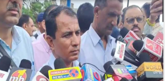 विधानसभा के बाहर गरजे जिला परिषद कर्मचारी, सरकार को याद दिलाया वादा, विभाग में मर्ज करने की दोहराई मांग