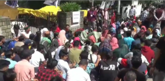 नौकरी बचाने की गुहार लगाने विधानसभा के बाहर पहुंचे करोना वारियर, कर रहे धरना प्रदर्शन