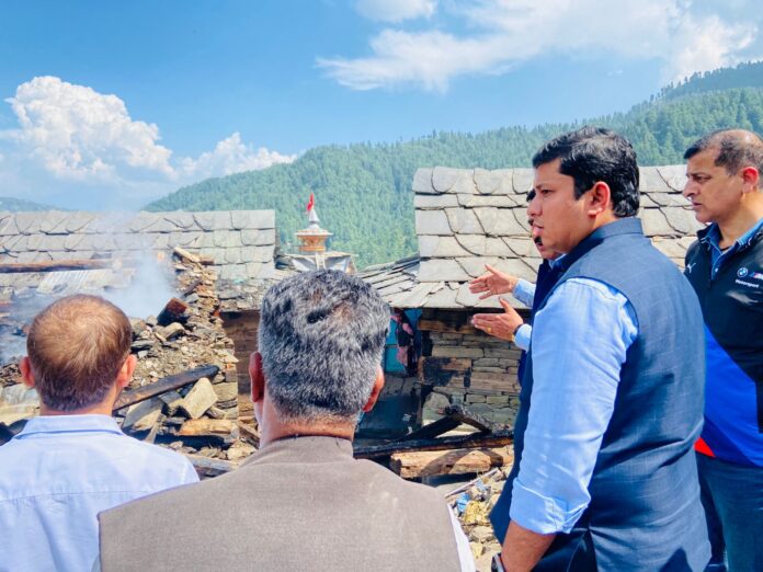 शिक्षा मंत्री व उपायुक्त ने रोहड़ू के धरोटी गांव में हुई आगजनी का लिया जायजा, हर संभव सहायता का दिया आश्वासन शिक्षा मंत्री व उपायुक्त ने रोहड़ू के धरोटी गांव में हुई आगजनी का लिया जायजा, हर संभव सहायता का दिया आश्वासन