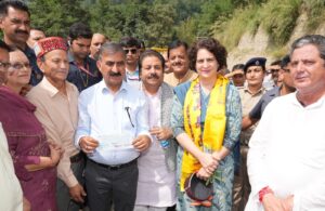 मुख्यमंत्री और प्रियंका गांधी ने कुल्लू में आपदाग्रस्त क्षेत्रों का दौरा किया