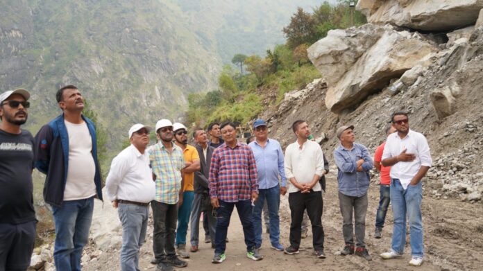 राजस्व मंत्री जगत सिंह नेगी के नेतृत्व में सड़क बहाली का कार्य अंतिम पड़ाव पर