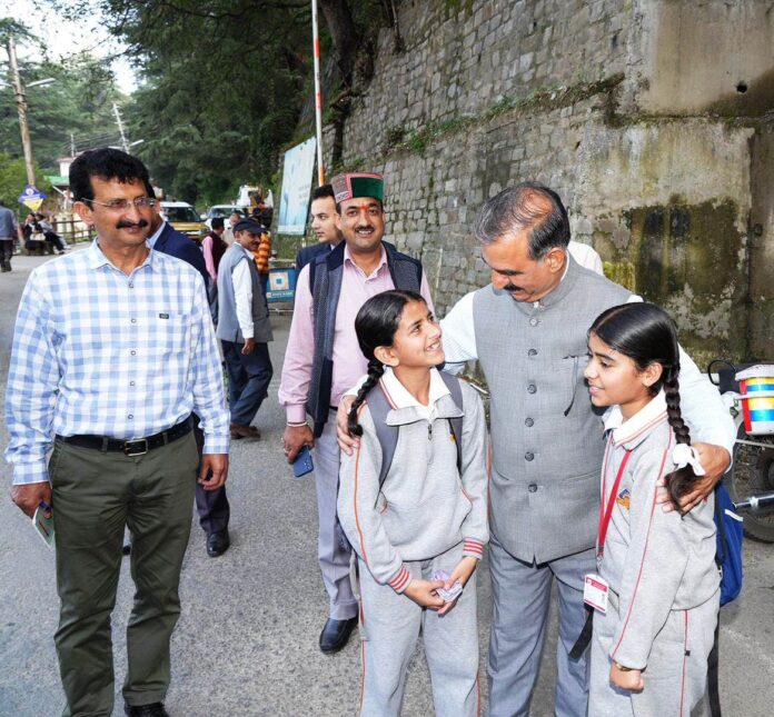 मुख्यमंत्री ठाकुर सुखविंदर सिंह सुक्खू आज सुबह अपने निवास ओक ओवर से पैदल सचिवालय पहुंचे