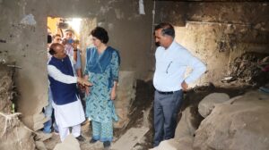 मुख्यमंत्री और कांग्रेस की राष्ट्रीय महासचिव ने मंडी के देयोरी में बांटा आपदा पीड़ितों का दुःख-दर्द