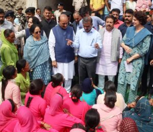 मुख्यमंत्री और कांग्रेस की राष्ट्रीय महासचिव ने मंडी के देयोरी में बांटा आपदा पीड़ितों का दुःख-दर्द
