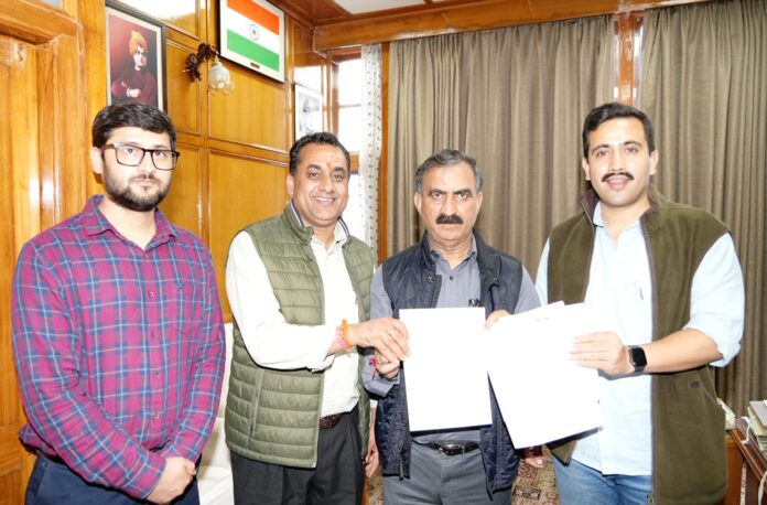 लोक निर्माण मंत्री विक्रमादित्य सिंह शिमला में एक शैक्षणिक संस्थान सहित तारा देवी मंदिर ट्रस्ट और संकट मोचन मंदिर ट्रस्ट की ओर से आपदा राहत कोष के लिए मुख्यमंत्री ठाकुर सुखविंदर सिंह सुक्खू को 8 लाख 62 हजार रुपये का चेक भेंट करते हुए लोक निर्माण मंत्री विक्रमादित्य सिंह शिमला में एक शैक्षणिक संस्थान सहित तारा देवी मंदिर ट्रस्ट और संकट मोचन मंदिर ट्रस्ट की ओर से आपदा राहत कोष के लिए मुख्यमंत्री ठाकुर सुखविंदर सिंह सुक्खू को 8 लाख 62 हजार रुपये का चेक भेंट करते हुए