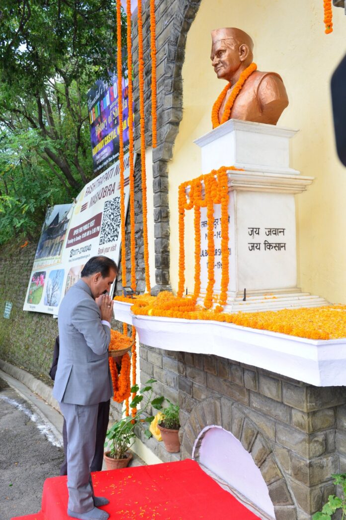 राज्यपाल और मुख्यमंत्री ने महात्मा गांधी व लाल बहादुर शास्त्री की जयंती पर श्रद्धांजलि अर्पित की