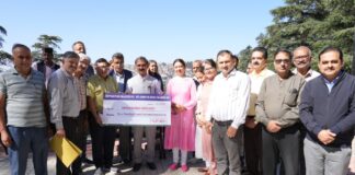 मुख्यमंत्री के सहपाठियों ने आपदा राहत कोष में किया अंशदान