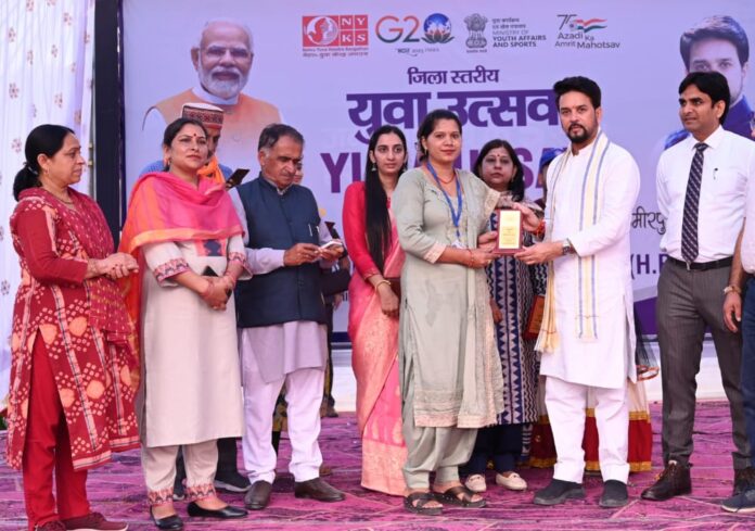 अनुराग सिंह ठाकुर ने जिला युवा उत्सव के विजेताओं को किया पुरस्कृत