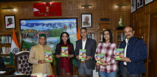 राज्यपाल ने प्रो. सिम्मी अग्निहोत्री व डॉ. विजय सिंह द्वारा लिखित पुस्तक का विमोचन किया