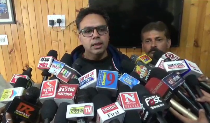 मला आइस स्केटिंग क्लब के ऑर्गेनाइजिंग सेक्रेट्री रजत मल्होत्रा