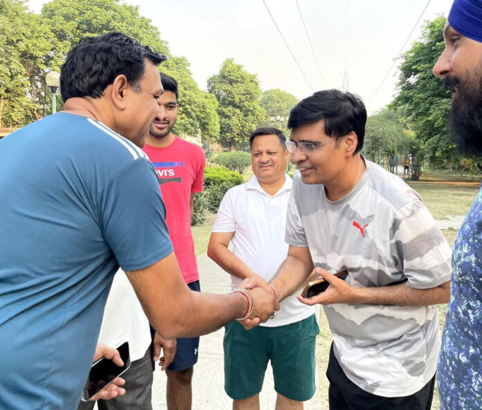 फोटो कैप्शन : साहिबज़ादा अजीत सिंह नगर (मोहाली) के सैक्टर-70 के पार्क में सैर करने आए लोगों से मुलाकात करते श्री आनंदपुर साहिब से भाजपा प्रत्याशी डा. सुभाष शर्मा। फोटो कैप्शन : साहिबज़ादा अजीत सिंह नगर (मोहाली) के सैक्टर-70 के पार्क में सैर करने आए लोगों से मुलाकात करते श्री आनंदपुर साहिब से भाजपा प्रत्याशी डा. सुभाष शर्मा।