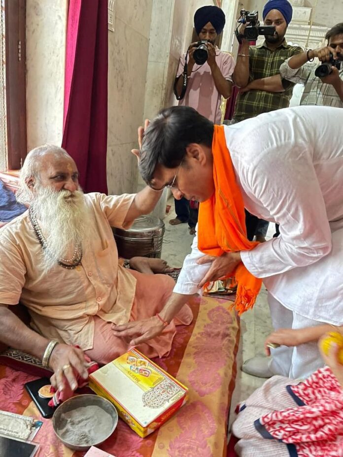 फोटो कैप्शन-2: डेरा बाबा गोसाईं आना कुराली में बाबा धनराज महंत गिरि जी से आशीर्वाद लेते भाजपा प्रत्याशी डॉ. सुभाष शर्मा। फोटो कैप्शन-2: डेरा बाबा गोसाईं आना कुराली में बाबा धनराज महंत गिरि जी से आशीर्वाद लेते भाजपा प्रत्याशी डॉ. सुभाष शर्मा।