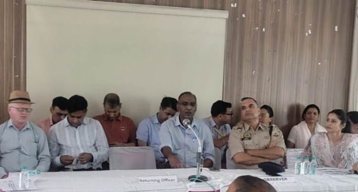 फोटो कैप्शन: शहीद कैप्टन मृदुल शर्मा ब्वायज सीनियर सेकेंडरी स्कूल हमीरपुर में आयोजित पूर्वाभ्यास के दौरान अधिकारियों को मतगणना के संबंध में जानकारी देते जिलाधीश एवं हमीरपुर संसदीय क्षेत्र के निर्वाचन अधिकारी अमरजीत सिंह। फोटो कैप्शन: शहीद कैप्टन मृदुल शर्मा ब्वायज सीनियर सेकेंडरी स्कूल हमीरपुर में आयोजित पूर्वाभ्यास के दौरान अधिकारियों को मतगणना के संबंध में जानकारी देते जिलाधीश एवं हमीरपुर संसदीय क्षेत्र के निर्वाचन अधिकारी अमरजीत सिंह।