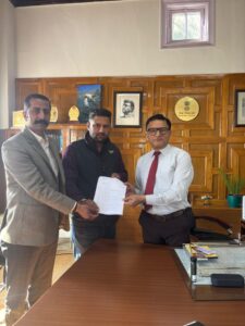 Youth Congress President Chhatar Singh Thakur submitted a memorandum to the Chief Minister and Governor demanding a vigilance inquiry against the illegal appointment and irregularities of Dr. Rajeshwar Singh Chandel