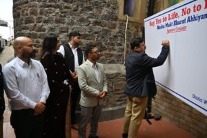 नशे के खिलाफ संवाद ही समाधान - अनुपम कश्यप