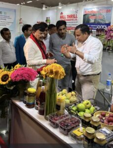 उद्यान विभाग, हिमाचल प्रदेश
दिनांक: 26 जून, 2025

नई दिल्ली में 21 से 23 जून, 2025 तक आयोजित अंतरराष्ट्रीय एग्री-हॉर्टी-ऑर्गेनिक एक्सपो में हिमाचल प्रदेश के स्टॉल को प्रथम पुरस्कार से सम्मानित किया गया। यह पुरस्कार भारत सरकार के माननीय कृषि एवं किसान कल्याण मंत्री श्री भागीरथ चौधरी जी द्वारा प्रदान किया गया। यह उपलब्धि हिमाचल प्रदेश उद्यान विभाग की प्रतिबद्धता, नवाचार और समर्पित टीम भावना का प्रत्यक्ष प्रमाण है।

इस सम्मानजनक उपलब्धि के पीछे विभाग के तीन अधिकारियों – डा. समीर सिंह राणा (विषय विशेषज्ञ, उद्यान - MIDH), डा. दलीप सिंह नरगेटा (विषय विशेषज्ञ, मधुमक्खी पालन - नॉर्थ ज़ोन) तथा डा. कुशाल सिंह मैहता (विषय विशेषज्ञ, उद्यान - शिमला) – की महत्वपूर्ण भूमिका रही। इन्होंने प्रदेश की प्राकृतिक विविधता, जैविक उत्पादों और कृषि नवाचारों को राष्ट्रीय मंच पर आकर्षक व प्रभावशाली ढंग से प्रस्तुत किया, जिससे आगंतुकों और विशेषज्ञों का विशेष ध्यान आकर्षित हुआ।

प्रदर्शनी में हिमाचल प्रदेश के बागवानों द्वारा उगाए गए उच्च गुणवत्ता वाले फलों जैसे फ्यूजी, गाला, ग्रैनी स्मिथ और रेड डिलीशियस सेब, कारमीन, रेड बार्टलेट और केनाल रेड नाशपाती, ब्लू बेरी, ब्लैक एम्बर प्लम, चेरी और कीवी को प्रमुखता से प्रदर्शित किया गया। साथ ही लिलियम, कारनेशन, जिपसोफिला, सूरजमुखी, ग्लैडिओलस और चमेली जैसे फूलों तथा रेड वाइन, एप्पल साइडर टी, जैम, चटनी, बुरांश स्क्वैश और शहद जैसे प्रोसेसिंग उत्पादों ने भी दर्शकों को खूब आकर्षित किया। यह सभी उत्पाद हिमाचल प्रदेश के विभिन्न जिलों के किसानों द्वारा जैविक व प्राकृतिक खेती विधियों से तैयार किए गए थे, जो पारंपरिक ज्ञान और आधुनिक कृषि तकनीकों का समन्वय दर्शाते हैं।

इस उत्कृष्ट प्रदर्शन को संभव बनाने में उद्यान विभाग हिमाचल प्रदेश के निदेशक श्री विनय सिंह (IAS) का कुशल मार्गदर्शन और नेतृत्व अत्यंत सराहनीय रहा। उनके निर्देशन में पूरी टीम ने उत्कृष्टता की दिशा में कार्य किया और हिमाचल प्रदेश को राष्ट्रीय स्तर पर गौरवान्वित किया।

हिमाचल प्रदेश को प्राप्त यह पुरस्कार न केवल प्रदेश की जैव विविधता और किसानों की मेहनत की राष्ट्रीय स्तर पर पहचान है, बल्कि यह उद्यान विभाग की कार्यक्षमता और दूरदर्शिता का भी प्रमाण है। विभाग इस सफलता को सभी बागवानों, अधिकारियों, तकनीकी कर्मचारियों और सहभागी संस्थाओं को समर्पित करता है।