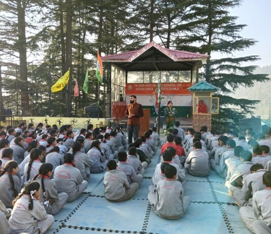 सेमिनार में भाग लेते बच्चे