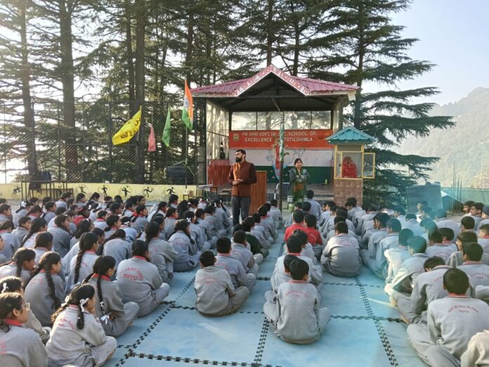 सेमिनार में भाग लेते बच्चे सेमिनार में भाग लेते बच्चे