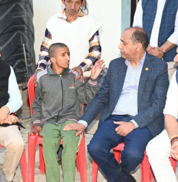 मुख्यमंत्री जयराम ठाकुर ने महिला हत्या पीड़ित परिवार से भेंट कर जताई संवेदनाएँ