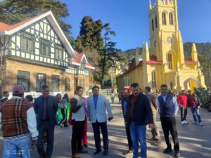  एमएसएमई फेस्ट 2026 | 3–5 जनवरी 2026 | शिमलाउद्योग विभाग, हिमाचल प्रदेश द्वारा हिम एमएसएमई फेस्ट 2026 का आयोजन 3 से 5 जनवरी 2026 तक शिमला में किया जा रहा है। इस आयोजन का उद्देश्य सूक्ष्म, लघु एवं मध्यम उद्यमों (एमएसएमई) को एक सशक्त मंच प्रदान करना है, जिससे वे एक ओर प्रमुख ई-कॉमर्स कंपनियों तक पहुंच बना सकें और दूसरी ओर हिमाचल प्रदेश में निर्मित स्थानीय व पारंपरिक उत्पादों का प्रभावी प्रदर्शन कर सकें।
यह महोत्सव प्रदेश के नवोदित एवं स्थापित उद्यमियों तथा स्टार्ट-अप्स के लिए एक जीवंत मंच के रूप में कार्य करेगा, जहां वे अपने उत्पाद प्रदर्शित कर सकेंगे, खरीदारों एवं निवेशकों से संवाद स्थापित कर सकेंगे, एमएसएमई इकोसिस्टम साझेदारों से जुड़ सकेंगे तथा व्यापार विस्तार के लिए नए सहयोगों की संभावनाएं तलाश सकेंगे।
यह आयोजन माननीय मुख्यमंत्री हिमाचल प्रदेश की प्राथमिक पहल है, जिसका उद्देश्य निवेश सुविधा, महिला उद्यमिता और उद्यम संवर्धन पर केंद्रित प्रयासों के माध्यम से राज्य में समावेशी औद्योगिक विकास को प्रोत्साहित करना है। महोत्सव में माननीय मुख्यमंत्री हिमाचल प्रदेश मुख्य अतिथि के रूप में उपस्थित रहेंगे। इसके अतिरिक्त माननीय उद्योग मंत्री, भारत सरकार के वरिष्ठ प्रतिनिधि (एमओएमएसएमई, नीति आयोग, डीपीआईआईटी) तथा राज्य और केंद्र सरकार के अन्य गणमान्य अतिथि भी कार्यक्रम की शोभा बढ़ाएंगे।
3 जनवरी 2026 को महोत्सव का उद्घाटन माननीय मुख्यमंत्री द्वारा माननीय उद्योग मंत्री एवं अन्य गणमान्य व्यक्तियों की गरिमामयी उपस्थिति में किया जाएगा। उद्घाटन समारोह के दौरान स्टार्ट-अप पुरस्कार एवं सम्मान समारोह आयोजित किया जाएगा, जिसके उपरांत एक सांस्कृतिक संध्या का आयोजन होगा, जिसमें प्रदेश भर के कलाकारों को हिमाचल प्रदेश की समृद्ध सांस्कृतिक विरासत प्रस्तुत करने का अवसर मिलेगा।
महोत्सव के पहले दिन का एक प्रमुख आकर्षण विभिन्न जिलों की पारंपरिक हस्तकला एवं बुनाई विरासत को दर्शाने वाली हस्तनिर्मित शॉलों की विशेष प्रदर्शनी होगी। इसके अतिरिक्त, पूरे तीनों दिनों तक हिमाचल प्रदेश के विभिन्न क्षेत्रों से आए उत्पादों के फैक्ट्री आउटलेट्स एवं प्रदर्शनी स्टॉल भी स्थापित किए जाएंगे।
माननीय उद्योग मंत्री ने अवगत कराया कि राज्य में औद्योगिकीकरण की गति को तेज करने के उद्देश्य से विभाग द्वारा ग्रीन मोबिलिटी, रक्षा, फार्मा, डेयरी, खाद्य प्रसंस्करण, एआई एवं इलेक्ट्रॉनिक चिप्स, डेटा सेंटर तथा अन्य उभरते क्षेत्रों को प्राथमिकता के आधार पर चिन्हित किया गया है। इन क्षेत्रों के अग्रणी उद्योगपतियों के साथ विचार-विमर्श आयोजित किया जा रहा है, ताकि हिमाचल प्रदेश में नए औद्योगिक निवेश को आकर्षित किया जा सके। साथ ही, आगामी नई औद्योगिक नीति के संदर्भ में भी उद्योग जगत के प्रमुख प्रतिनिधियों के साथ चर्चा की जाएगी।
उद्योग निदेशक ने जानकारी दी कि महोत्सव के दौरान स्टार्ट-अप संवर्धन, महिला उद्यमिता, तथा वन डिस्ट्रिक्ट वन प्रोडक्ट (ओडीओपी) पर केंद्रित खरीदार-विक्रेता बैठकों सहित विषयगत ज्ञान-विनिमय सत्र एवं नेटवर्किंग संवाद आयोजित किए जाएंगे। इसके साथ-साथ वॉलमार्ट, अमेज़न, जीआई-टैग्ड प्लेटफॉर्म एवं ओएनडीसी जैसे प्रमुख ई-कॉमर्स मंचों के साथ संपर्क स्थापित करने पर भी विशेष ध्यान दिया जाएगा। इसके अतिरिक्त, ब्रिक्स चैंबर ऑफ कॉमर्स एंड इंडस्ट्री का एक प्रतिनिधिमंडल भी सीईओ स्तर की बैठकों में भाग लेने की संभावना है।
महोत्सव की तैयारियों के संबंध में श्री आर.डी. नज़ीम (आईएएस), अतिरिक्त मुख्य सचिव (उद्योग) की अध्यक्षता में एक बैठक आयोजित की गई, जिसमें डॉ. यूनुस (आईएएस), उद्योग निदेशक, श्री तिलक राज शर्मा, अतिरिक्त निदेशक, सुश्री दीपिका खत्री, संयुक्त निदेशक, तथा श्री अनिल ठाकुर, संयुक्त निदेशक उपस्थित रहे। बैठक में महोत्सव के सफल आयोजन हेतु स्पष्ट कार्ययोजना तैयार 