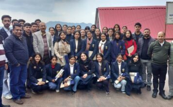 संजौली कालेज के विद्यार्थियों को विभाग के विभिन्न कक्षों, विशेषकर रिपोर्ट कक्ष, का अवलोकन कराया