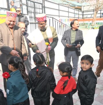 कुल्लू दौरे में संयुक्त सचिव संदीप कदम ने शुक्रवार को पीएम श्री योजना के अंतर्गत संचालित विद्यालयों का निरीक्षण किया।