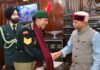 गणतंत्र दिवस परेड में ncc प्रतिभागियों से भेंट करते हुए राज्यपाल