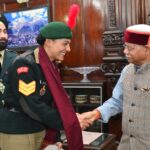 गणतंत्र दिवस परेड में ncc प्रतिभागियों से भेंट करते हुए राज्यपाल