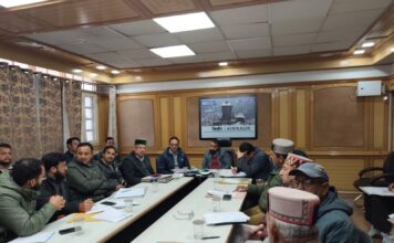 राजस्व मामलों की लंबित प्रकरणों का शीघ्र निस्तारण सुनिश्चित करें : उपायुक्त डॉ. अमित कुमार शर्मा