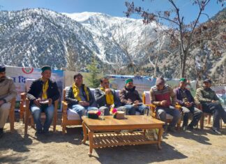 शिविर में रविद्रं सिहं ठाकुर ने बिभिन्न विभाग की सरकारी जनहितैषी योजनाओं की विस्तृत जानकारी दी।