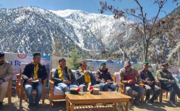 शिविर में रविद्रं सिहं ठाकुर ने बिभिन्न विभाग की सरकारी जनहितैषी योजनाओं की विस्तृत जानकारी दी।