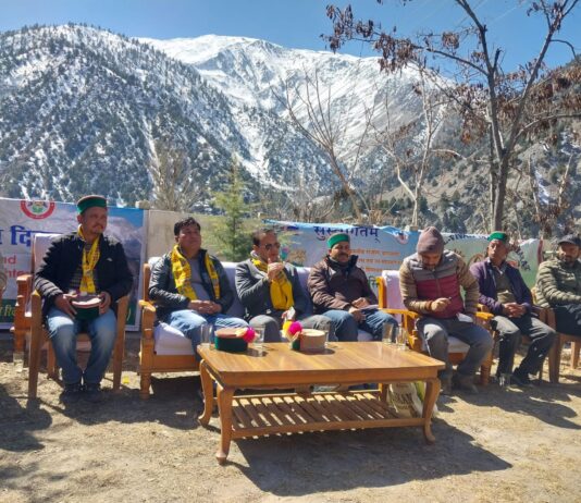 शिविर में रविद्रं सिहं ठाकुर ने बिभिन्न विभाग की सरकारी जनहितैषी योजनाओं की विस्तृत जानकारी दी।