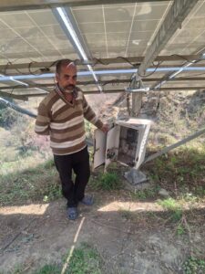 सफलता की कहानीः करसोग, 08 मार्च, 2026सौर ऊर्जा की चमक से खेतों को मिली नई ऊर्जा, सालाना हो रही 4 लाख तक कमाई • छज्जू राम की मेहनत व सरकार के सहयोग ने बदली किसान परिवार की तकदीर मंडी जिला के करसोग क्षेत्र के कामाक्षा गांव के किसान छज्जू राम वर्मा ने साबित कर दिखाया है कि यदि तकनीक, मेहनत और सरकारी योजनाओं का सही उपयोग हो, तो बंजर जमीन भी सोना उगल सकती है। कभी सूखी और अनुपजाऊ पड़ी, उनकी 25 बीघा जमीन आज हरी-भरी फसलों से लहलहा रही है और उनके परिवार की खुशहाली की नई कहानी लिख रही है। कुछ वर्ष पहले तक छज्जू राम पारंपरिक खेती करते थे, लेकिन पानी की कमी सबसे बड़ी समस्या थी। बारिश पर निर्भर खेती से उत्पादन कम होता और आमदनी भी सीमित रहती। ऐसे में परिवार का गुजारा मुश्किल से हो पाता था। परिस्थितियाँ बदलने का अवसर तब मिला, जब राज्य सरकार की आर्थिक सहायता योजना के तहत उन्होंने 4 किलोवाट का सोलर पावर प्लांट लगाने का निर्णय लिया। इस सोलर प्लांट की कुल लागत 2 लाख 70 हजार रुपये थी, जिसमें 90 प्रतिशत खर्च सरकार ने वहन किया और केवल 10 प्रतिशत राशि छज्जू राम ने स्वयं लगाई। सौर ऊर्जा से उत्पन्न बिजली की मदद से उन्होंने खेतों में मोटर चलाकर सिंचाई की स्थायी व्यवस्था कर ली। पानी की समस्या दूर होते ही उनकी खेती की तस्वीर बदल गई। जहाँ पहले जमीन बंजर पड़ी रहती थी, वहीं अब नगदी फसलें उगाई जा रही हैं। मौसम के अनुसार वे मटर, टमाटर, शिमला मिर्च और हरी मिर्च जैसी सब्जियाँ उगाते हैं। साथ ही उन्होंने प्लम का बगीचा भी लगाया है, जिससे आय के अतिरिक्त स्रोत तैयार हुए हैं। बेहतर सिंचाई और वैज्ञानिक तरीके अपनाने से उत्पादन में उल्लेखनीय वृद्धि हुई है। आज उनकी सालाना आय लगभग 3 से 4 लाख रुपये तक पहुँच चुकी है, जो पहले की तुलना में कई गुना अधिक है। इस आर्थिक बदलाव ने न केवल उनके जीवन स्तर को सुधारा है, बल्कि परिवार को भी स्थिरता और आत्मविश्वास दिया है। अब वे अपने बच्चों की शिक्षा और भविष्य की योजनाओं पर भी ध्यान दे पा रहे हैं। छज्जू राम वर्मा राज्य सरकार के प्रति आभार व्यक्त करते हुए कहते हैं कि यदि ऐसी सिंचाई और कृषि सहायता योजनाएँ अधिक किसानों तक पहुँचें, तो ग्रामीण अर्थव्यवस्था मजबूत हो सकती है। उनके अनुसार सौर ऊर्जा जैसी तकनीक किसानों के लिए वरदान साबित हो सकती है, क्योंकि इससे बिजली खर्च कम होता है और सिंचाई के लिए बारिश पर निर्भरता भी घटती है। छज्जू राम की यह कहानी केवल व्यक्तिगत सफलता की दास्तान नहीं, बल्कि उन हजारों किसानों के लिए प्रेरणा है जो संसाधनों की कमी के कारण खेती छोड़ने पर मजबूर हो जाते हैं। उनकी उपलब्धि यह संदेश देती है कि सही योजना, दृढ़ संकल्प और तकनीक का उपयोग करके खेती को लाभकारी व्यवसाय बनाया जा सकता है।
