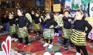 रविवार को कुल्लू में यूरोकिड्स प्रीस्कूल के वार्षिक समारोह के दौरान प्रस्तुति देते नन्हे बच्चे।