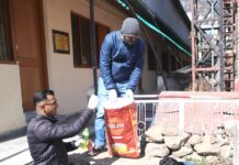 उपायुक्त कार्यलय में सफाई अभियान का नेतृत्व एसडीएम कल्पा अमित कल्थाईक ने किया।