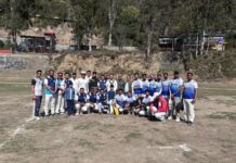 उपायुक्त कार्यलय की टीम के कप्तान व राज्य सयोंजक (खेलकूद) उपायुक्त कार्यालय महासंघ हि. प्र. जोगिंदर पाल ने कहा कि खेल जीवन में अहम भूमिका रखता है।