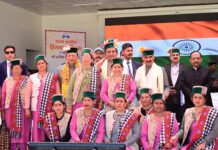 9 लाभार्थियों को एक-एक लाख रुपये के चेक, 24 परिवारों को दिए भूमि पट्टे दिए गये ।