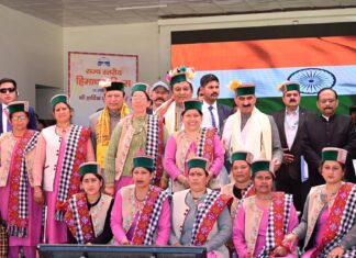 9 लाभार्थियों को एक-एक लाख रुपये के चेक, 24 परिवारों को दिए भूमि पट्टे दिए गये ।