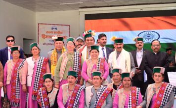 9 लाभार्थियों को एक-एक लाख रुपये के चेक, 24 परिवारों को दिए भूमि पट्टे दिए गये ।