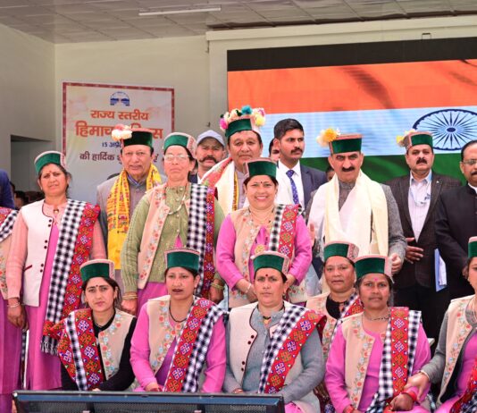 9 लाभार्थियों को एक-एक लाख रुपये के चेक, 24 परिवारों को दिए भूमि पट्टे दिए गये ।