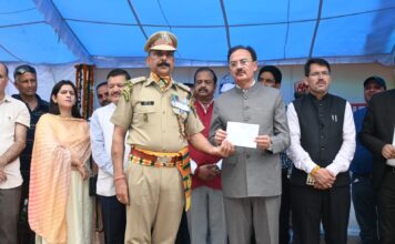 उद्योग मंत्री हर्षवर्धन चौहान ने ध्वजारोहण कर ली परेड की सलामी