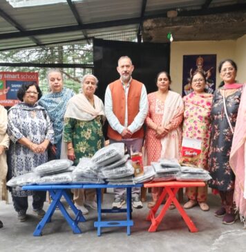 मानवी संस्था ने बडाश स्कूल के 50 बच्चों को बांटे गर्म स्वेटर, चेहरों पर खिली मुस्कान